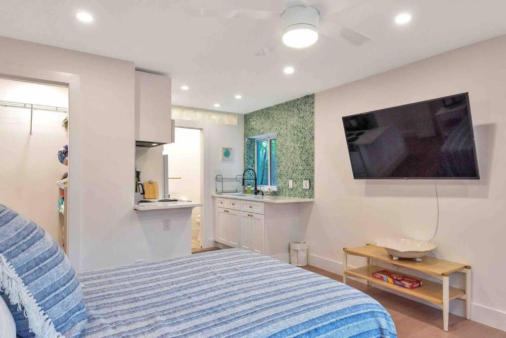 Charming Studio W Pool One Mile To Beach Pets Welcome ليك وورث المظهر الخارجي الصورة